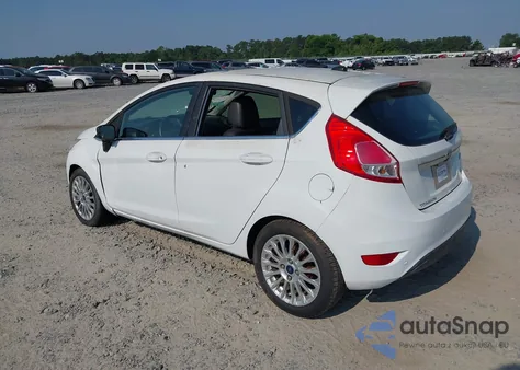 2015 Ford Fiesta Titanium z USA, uszkodzony, nr VIN 3FADP4FJ9FM213111